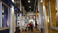 Koleksi museum memenuhi bagian dinding di kanan dan kiri.