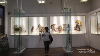 Ruang pamer museum yang berisi berberapa wayang di dindingnya.