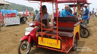 Ojek pantai yang siap mengantar pengunjung berkeliling.