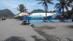 Di Pantai Ini, Turis Bisa Berenang di Sebelah Pesawat!