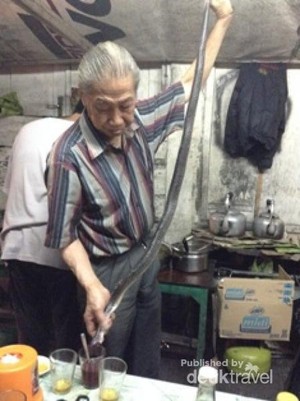 Di Pasar Lama Tangerang, Ada Minuman Darah Ular Kobra