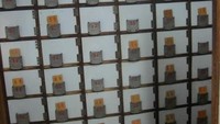 Kunci loker yang terbuat dari kayu