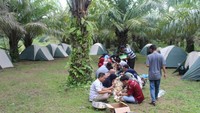 Situasi makan siang bersama sekitar sungai