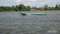 Aktifitas warga di sungai kayan
