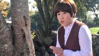 Guide sedang menjelaskan fungsi kendi yang berfungsi sebagai penampung air.
