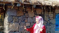 Melihat dengan lebih dekat rumah tadisional Jeju. Dinding terbuat dari bebatuan dan beratapkan jerami.