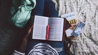 Membaca buku setiap hari (foto:pixabay.com)