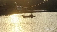 Nelayan di kawasan Muara Gembong