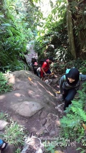 Di Sini Konon Terdapat Tapak Kaki Raksasa Si Kabayan