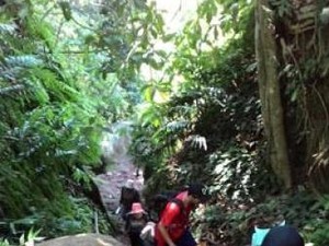 Di Sini Konon Terdapat Tapak Kaki Raksasa Si Kabayan