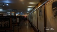 Museum berisi bermacam koleksi foto, lukisan, buku dan sejarah kehidupan Bung Karno