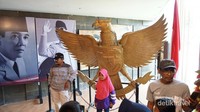 Replika Lambang Burung Garuda di dalam museum
