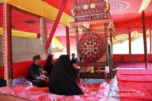 Di Sulawesi Barat, Jenazah Disemayamkan di Dalam Rumah