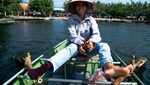 Di Vietnam, Dayung Perahu Pakai Kaki