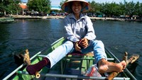Jangan meremehkan perempuan Vietnam ya! Di Tam Coc, wisatawan bisa menyewa perahu untuk wisata air. Para pendayung perahu di sini kebanyakan perempuan. Hebatnya, mereka mendayung menggunakan kaki, tidak memakai tangan.