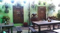 Terdapat restoran yang menyajikan berbagai makanan khas Filipina