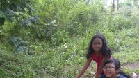 Anak2 bermain dengan anak gajah yang sedang tidur siang