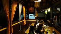 Suasana lesehan tempat pengunjung menonton ketoprak sambil makan malam