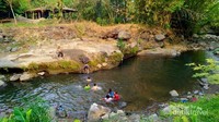 Sungai Bedog yang airnya masih jernih dengan banyak bebatuan besar.