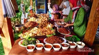 Makan ramai-ramai dengan menu lengkap.