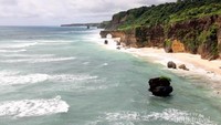 Keindahan Tanjung Radar, jauh di bawah sana terlihat Pantai Bawana (dok pribadi)