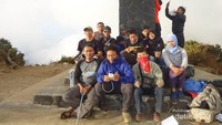 Kebersamaan kami di Puncak Lawu Hargo Dumilah