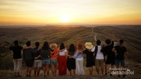 Menikmati tempat yang indah bersama teman-teman Rejeki nama Agus