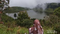Menikmati keindahan telaga