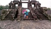 Berpayung di gapura candi