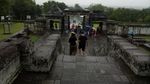 Diguyur Hujan di Candi Ratu Boko