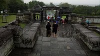 Saat hujan, ada saja pengunjung yang datang