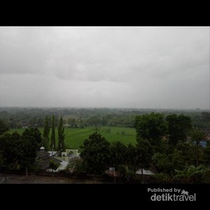 Diguyur Hujan di Candi Ratu Boko