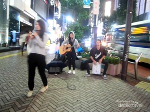 Dihibur Pengamen Jepang di Shibuya