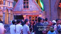 Wisatawan ramai mengantri