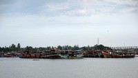 Kapal bersandar menjadi penambah pemandangan