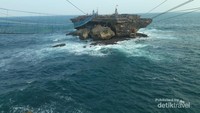 Pantai Timang dengan jembatan dan gondola