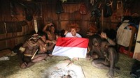 Sambutan penduduk saat tiba di pemukiman Desa Suroba