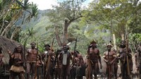 Pak Yali sang kepala suku saat menyapa para turis di Desa Suroba, Papua