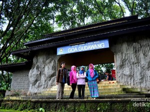 Disambut Ratusan Kelelawar di Wisata Gua Gudawang, Bogor