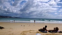 Santai dan menikmati suasana pantai