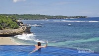 Infinty pool dengan pemandangan laut lepas