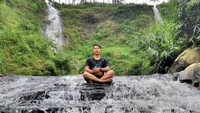 Arus yang tak begitu deras cukup membuat aman para traveler yang berkunjung.