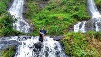 Curug Sejajar memiliki aliran yang bertingkat di bawahnya, sehingga menambah keelokan lokasi ini.