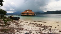 Pulau tempat menginap untuk ekplor alam bawah laut Pahawang