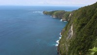 Pemandangan tebing di sekitar Pantai Kelingking.