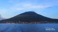 Pulau Ternate terlihat dari perairan laut