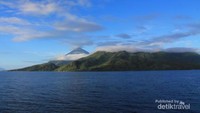 Pulau Tidore dan Gunung Kie Matubu terlihat dari perairan