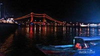 Menikmati pempek diatas perahu