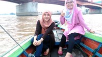 Menyebrangi sungai musi