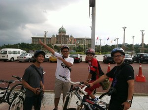 Dua Sensasi Berbeda Saat Gowes di Malaysia